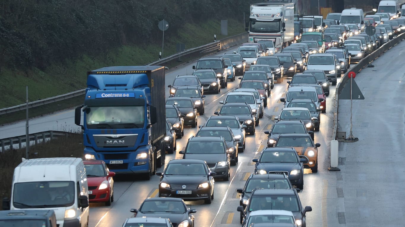 Autos im Stau auf der A7 bei Hamburg (Symbolfoto): Am Mittwochmorgen kam es dort zu einem tragischen Unfall.