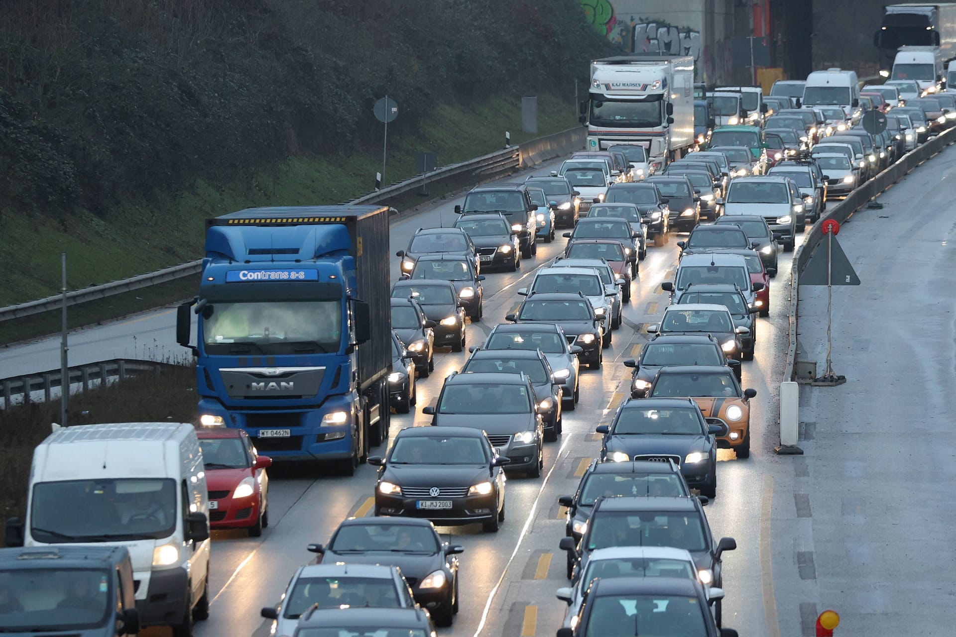 Autos im Stau auf der A7 bei Hamburg (Symbolfoto): Am Mittwochmorgen kam es dort zu einem tragischen Unfall.