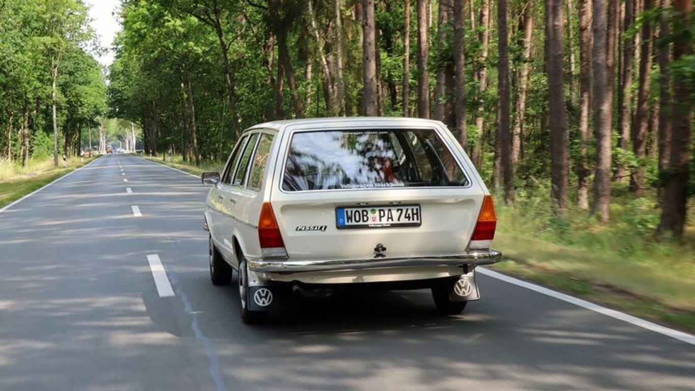 Kein Heckmeck: Mit dünnen Säulen und großer Scheibe präsentiert sich auch die Rückseite des VW Passat Variant schlank.