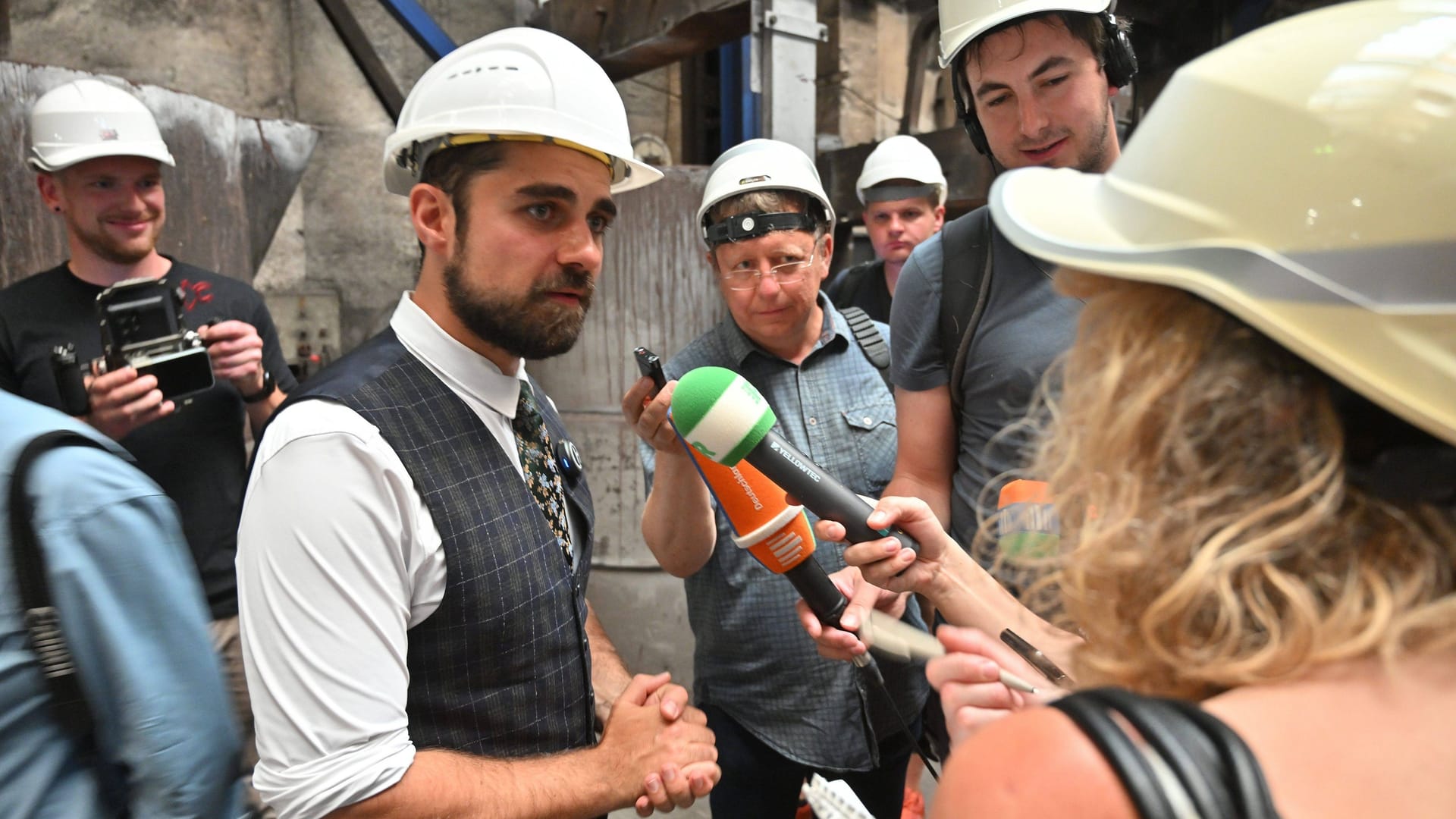 Geschäftsführer Max Jankowsky (M.) in der Gießerei Lößnitz GmbH im Erzgebirge (Archivbild).