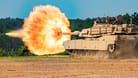 Ein US-Panzer vom Typ Abrams M1A2 bei einer Feuerübung (Archivbild): Sie sollen schon nächste Woche in der Ukraine eintreffen.