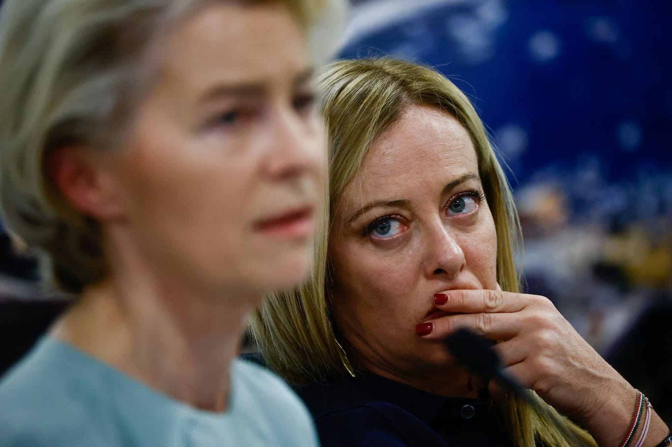Ursula von der Leyen (l) und Giorgia Meloni: Tausende Menschen kommen aus Afrika in die EU.