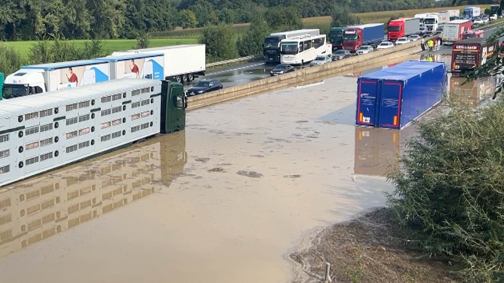 Lkw im braunen Wasser auf der A2: Am Dienstagvormittag ging nichts mehr.