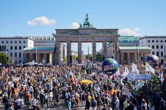 Berlin: Tausende Menschen nahmen an der Protestaktion der Klimaschutzbewegung "Fridays for Future" vor dem Brandenburger Tor teil.