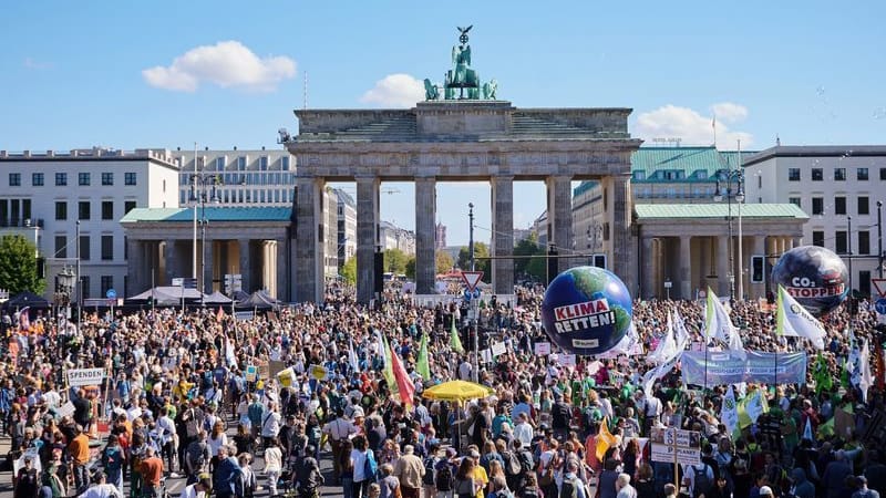 Berlin: Tausende Menschen nahmen an der Protestaktion der Klimaschutzbewegung "Fridays for Future" vor dem Brandenburger Tor teil.