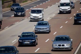 Fließender Verkehr auf der Autobahn (Symbolbild): Mehrere Autofahrer meldeten der Polizei zuvor die Frau.