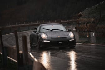Ein Porsche 911 GT3 (Symbolbild): Der Fahrer des Luxus-Sportwagens hatte in der Kurve offenbar die Kontrolle über sein Auto verloren.