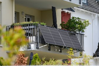 Strom direkt vom Balkon: Der selbst produzierte Solarstrom kann unter Umständen trotzdem Geld kosten.