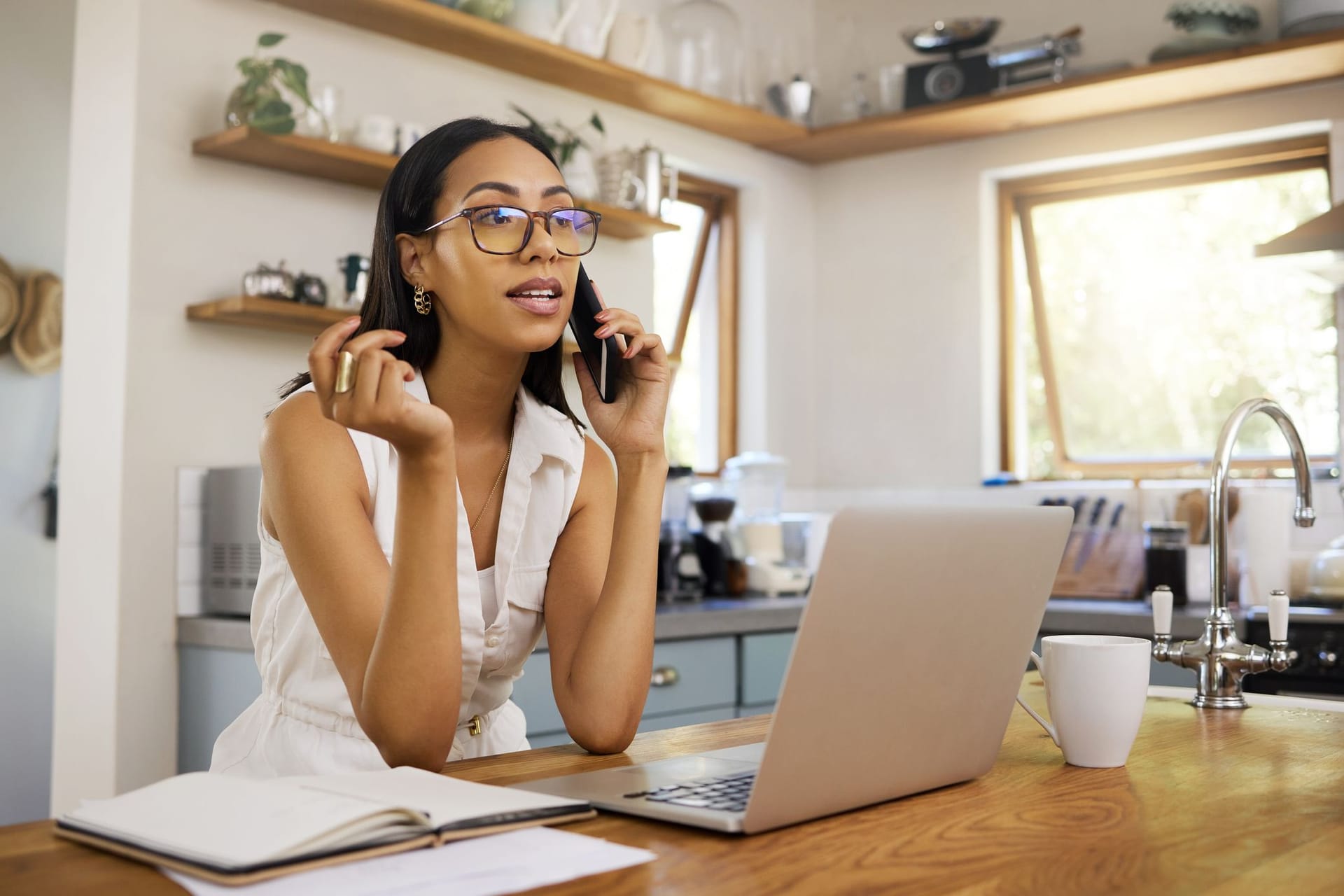 Telefone lassen sich nicht nur per Kabel, sondern ebenfalls via LAN, WLAN oder DECT mit der Fritzbox verbinden.