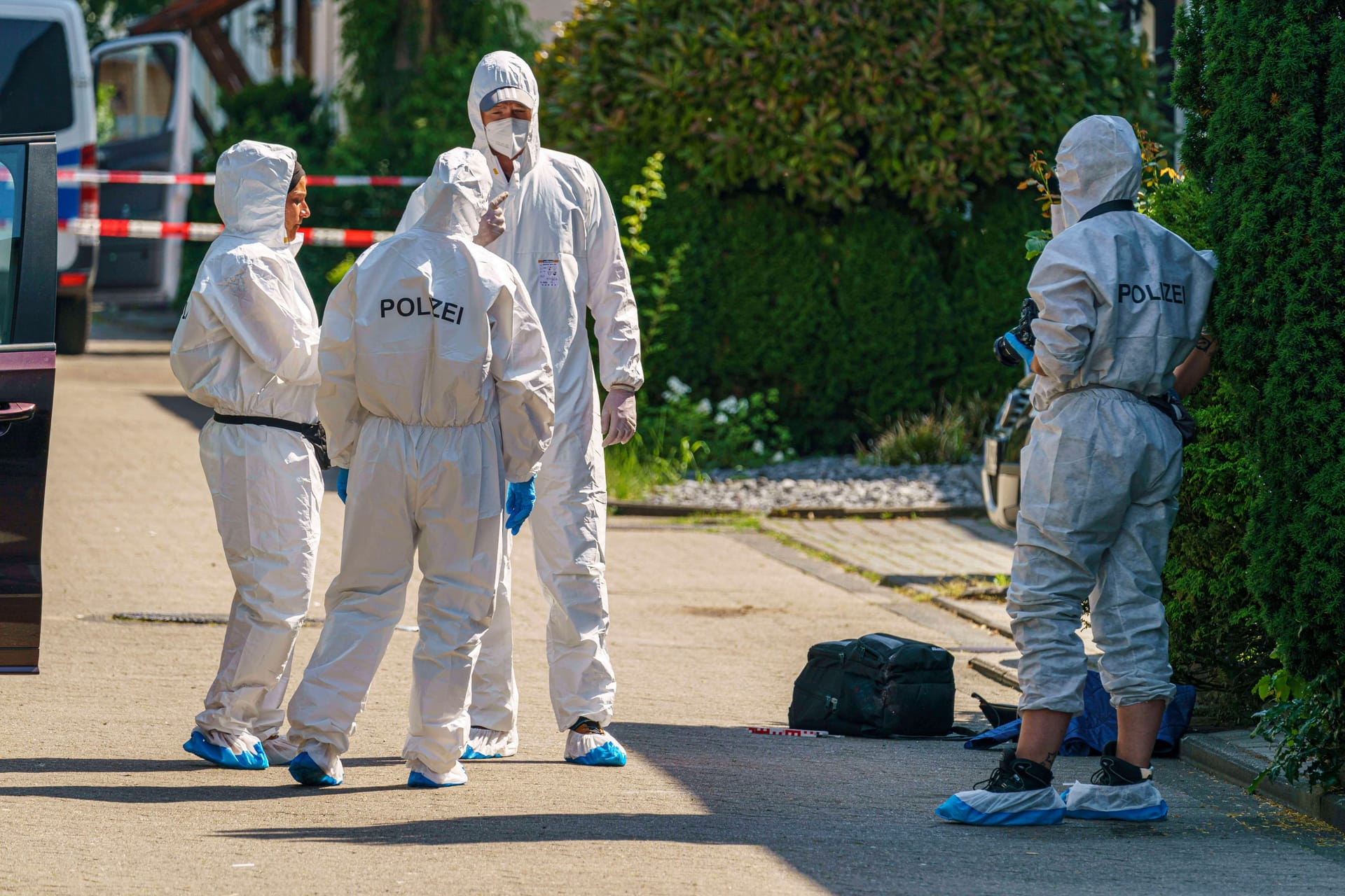 Mitarbeiter der Spurensicherung in NRW (Symbolfoto): In Pulheim ermittelt nun eine Mordkommission.