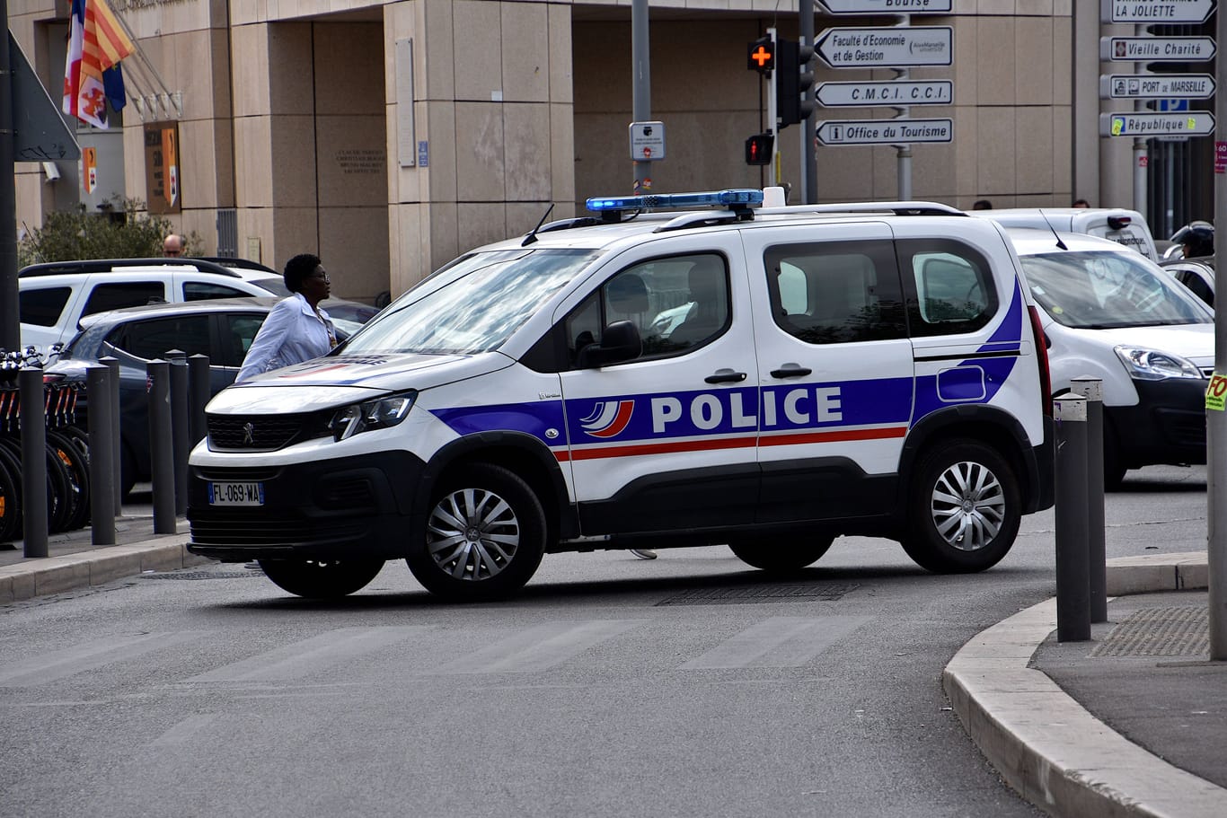 Polizeiauto in Frankreich (Symbolbild): Die Polizei konnte den Tatverdächtigen stellen.