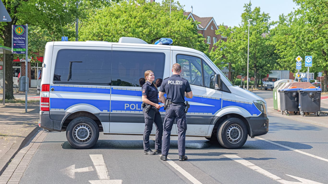 Polizei in Niedersachsen (Archivfoto): Eine Fahrerflucht in der Feldmark beschäftigt die Beamten.