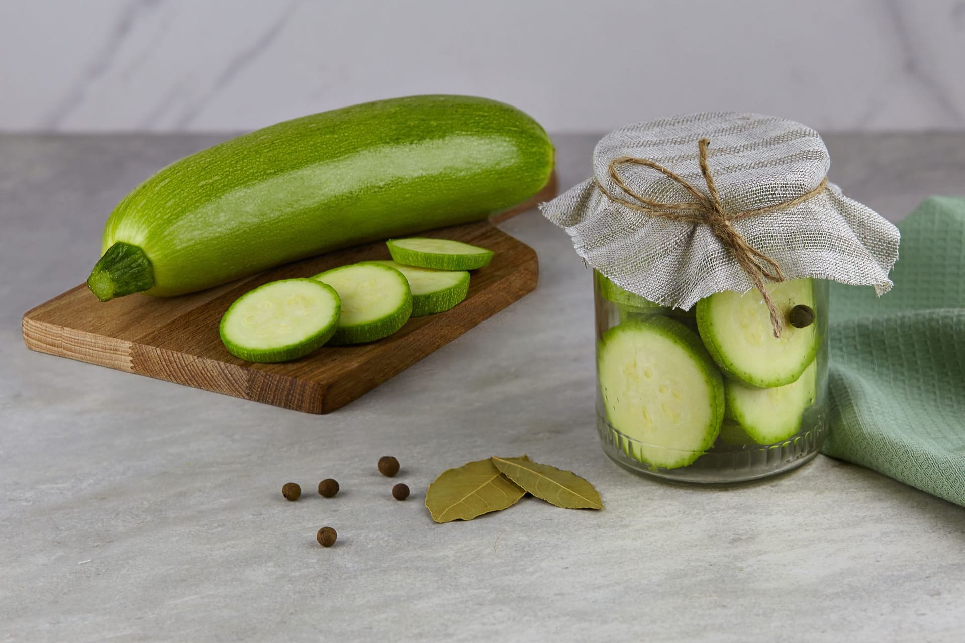 Durch das Fermentieren wird Zucchini viele Monate haltbar.