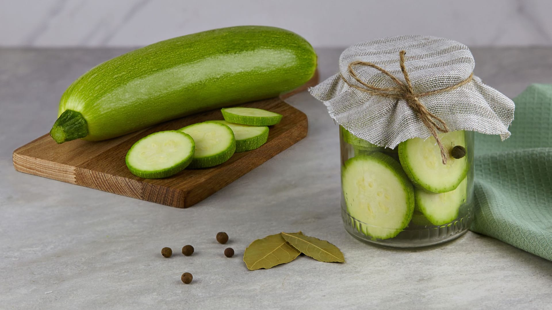 Durch das Fermentieren wird Zucchini viele Monate haltbar.