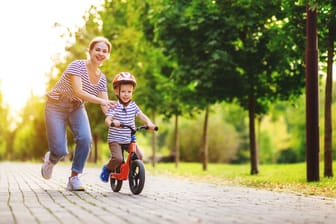 Wenn Ihr Kind im Kleinkindalter ist, können Sie anfangen, ihm Fahrrad fahren beizubringen.