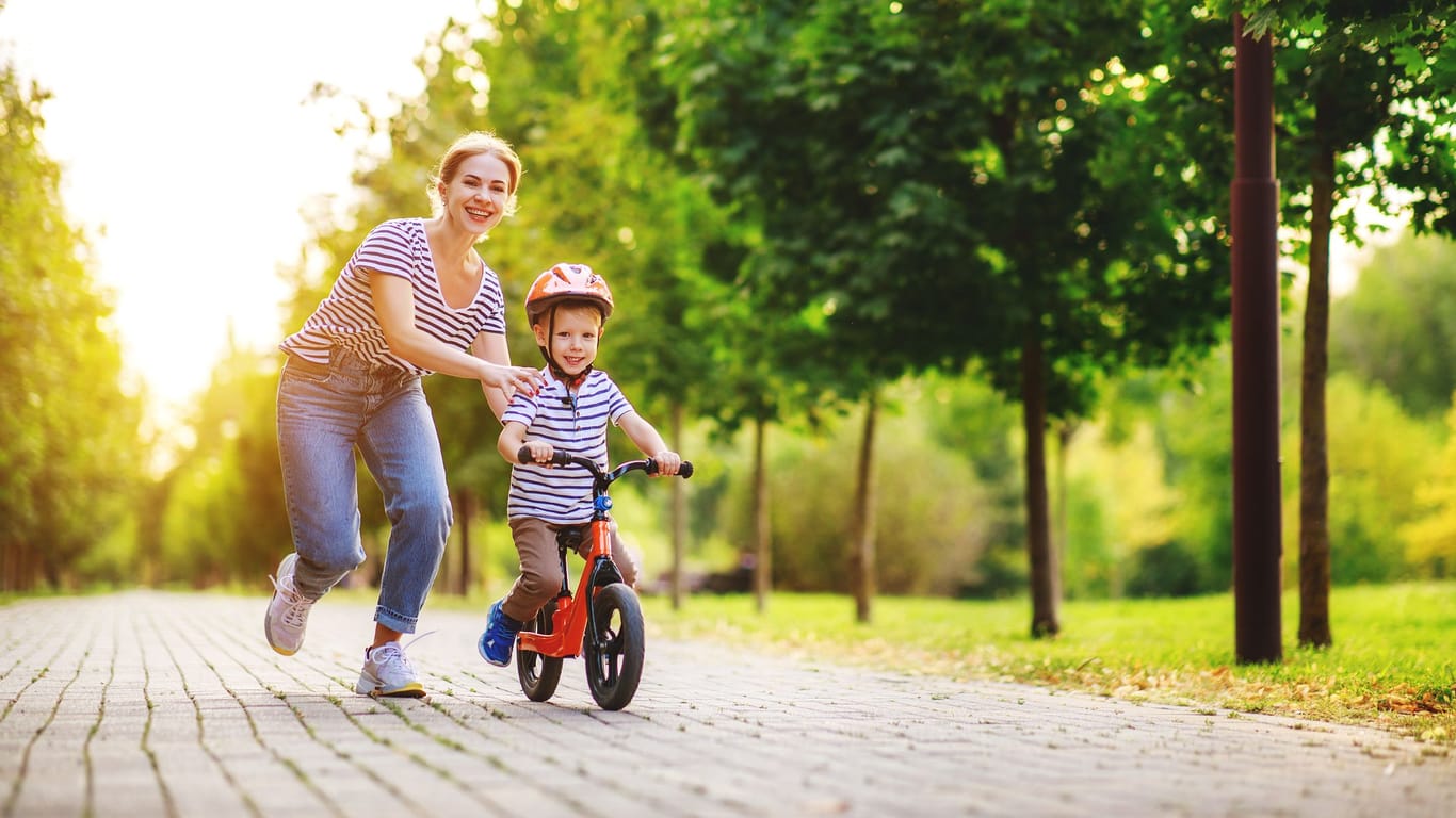 Wenn Ihr Kind im Kleinkindalter ist, können Sie anfangen, ihm Fahrrad fahren beizubringen.