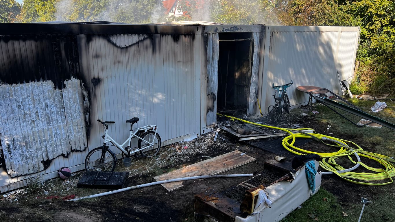 Ein Container in einer Asylbewerberunterkunft in Erlangen ist vollkommen ausgebrannt: Ein Bewohner wurde vorläufig festgenommen.
