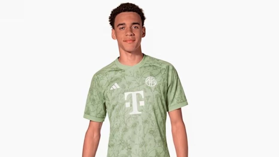 Jamal Musiala im neuen Wiesn-Trikot des FC Bayern. (Quelle: FC Bayern)