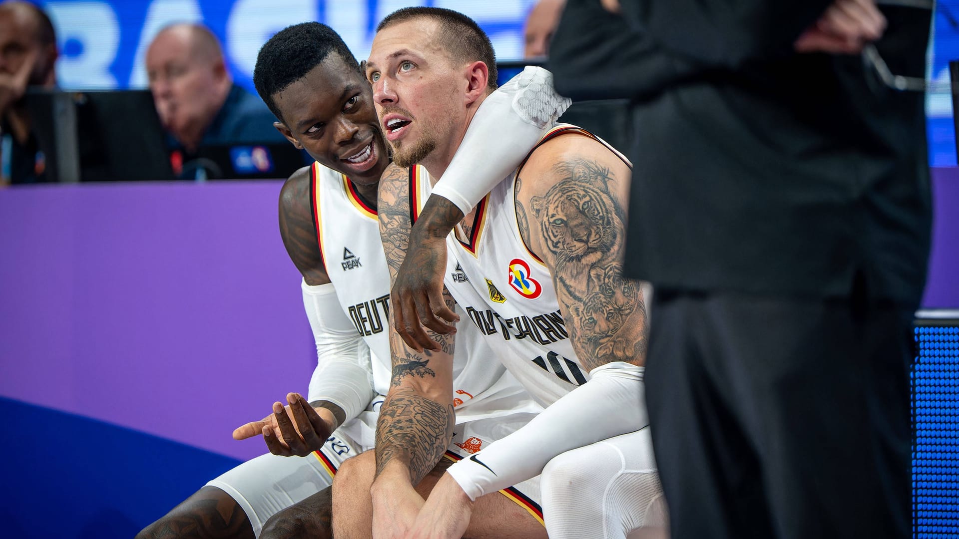 Dennis Schröder (l.) und Daniel Theis waren kurze Zeit nach dem Disput wieder ganz die alten.