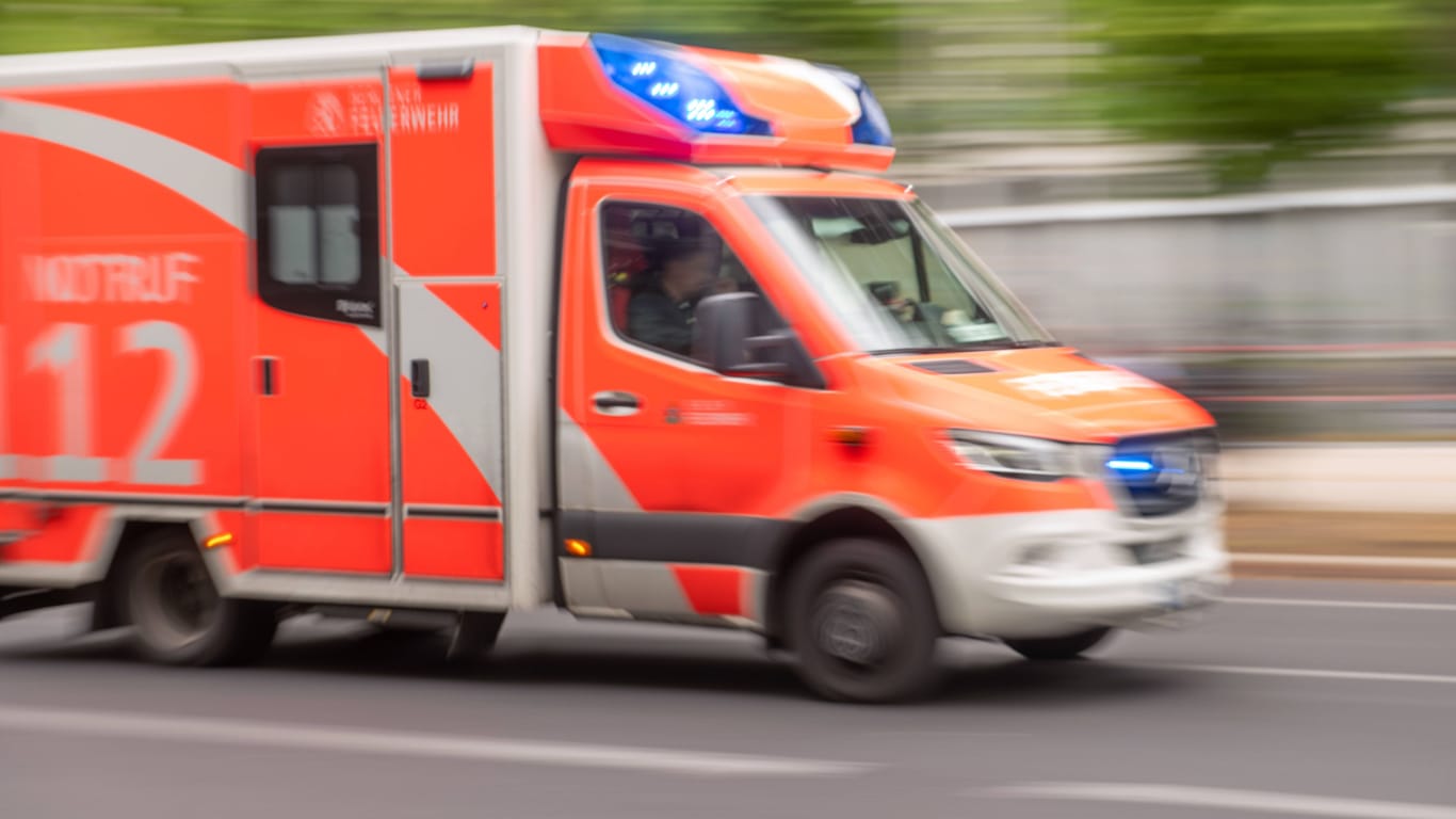 Ein Krankenwagen auf Einsatzfahrt: Der Arbeiter kam ins Krankenhaus.