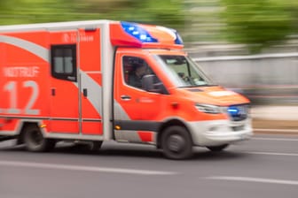 Ein Krankenwagen auf Einsatzfahrt: Der Arbeiter kam ins Krankenhaus.