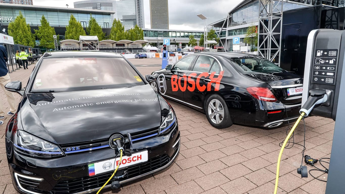 E-Autos laden an einer Bosch Ladestation (Symbolbild): Die Mobilitysparte wird immer wichtiger für Bosch.