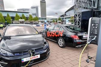 E-Autos laden an einer Bosch Ladestation (Symbolbild): Die Mobilitysparte wird immer wichtiger für Bosch.