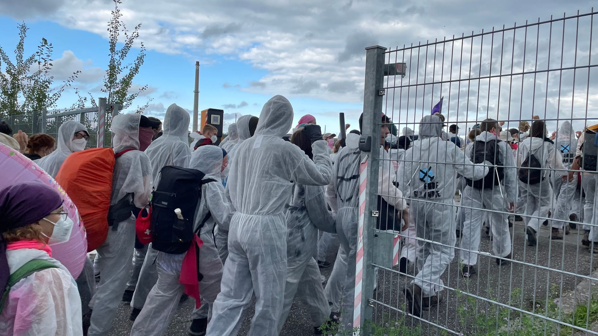 Triumphierend strömen mehr als hundert "Ende Gelände"-Aktivisten aufs Betriebsgelände.