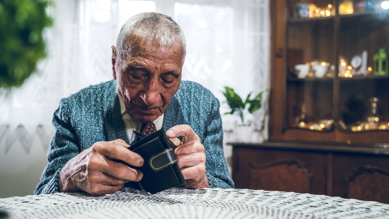 Rentner blickt in sein Portemonnaie (Symbolbild): Auf den Grundrentenzuschlag wird Einkommen angerechnet.