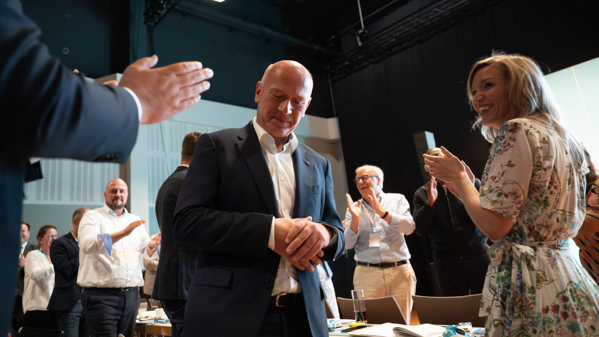 Kai Wegner steht während des CDU-Landesparteitags der Berliner CDU nach seiner Rede in applaudierenden CDU-Mitgliedern: Er bleibt Vorsitzender der Partei in der Hauptstadt.