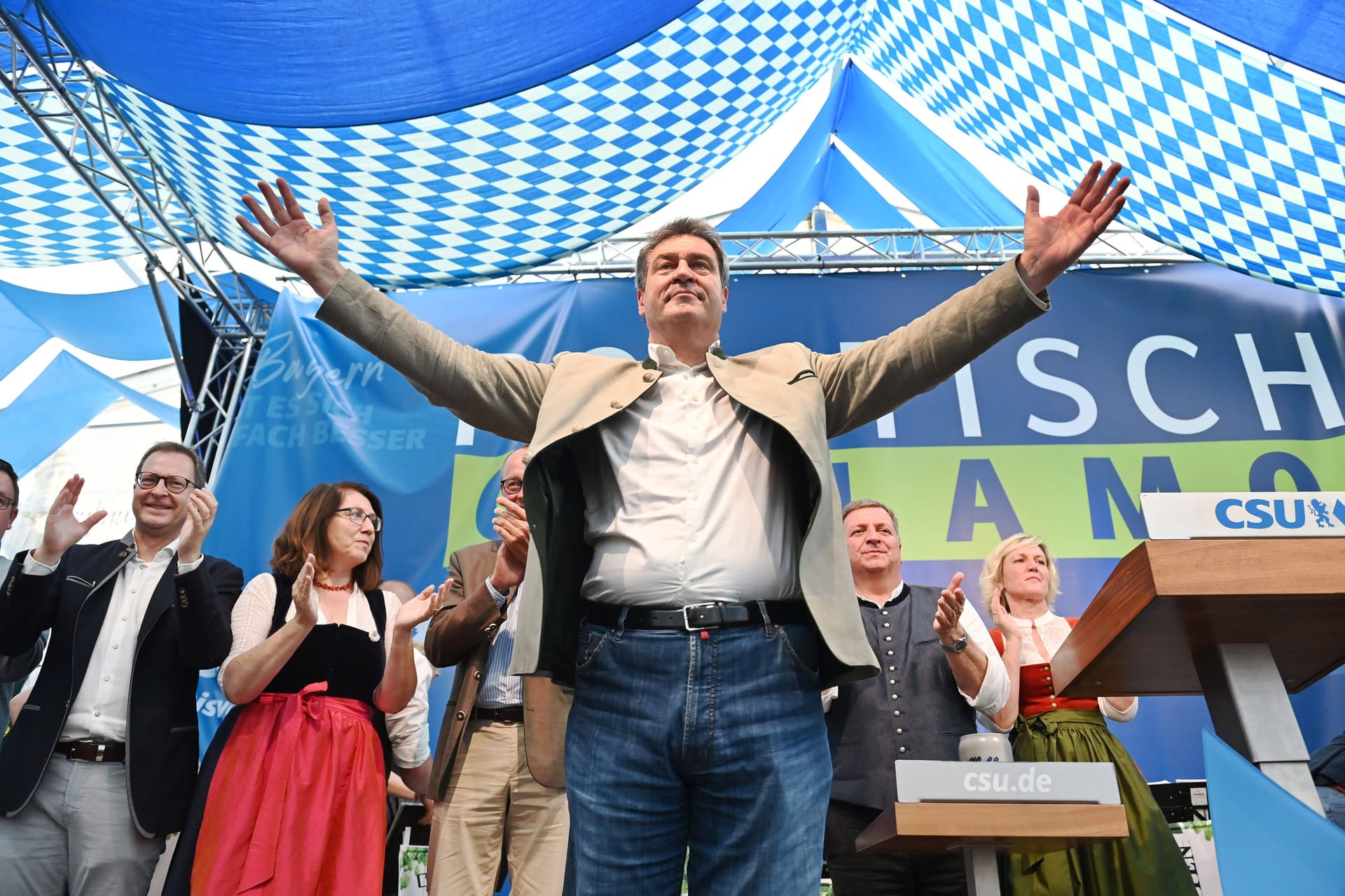 Markus Söder lässt sich beim Gillamoos feiern: Während der Rede des bayerischen Ministerpräsidenten kam es zu dem Vorfall.