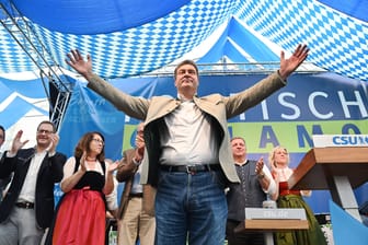 Markus Söder lässt sich beim Gillamoos feiern: Während der Rede des bayerischen Ministerpräsidenten kam es zu dem Vorfall.