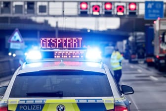 Auf einem Polizeifahrzeug leuchtet die Aufschrift "Gesperrt" (Symbolbild): Die A7 musste in der Nacht gesperrt werden.
