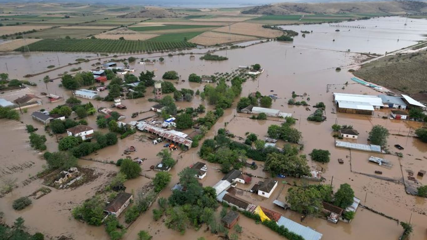 Hochwasser umgibt Häuser und Bauernhöfe in der Region Thessalien: Viele Bewohner haben mittlerweile leere Handy-Akkus und können nicht mehr den Notruf wählen.