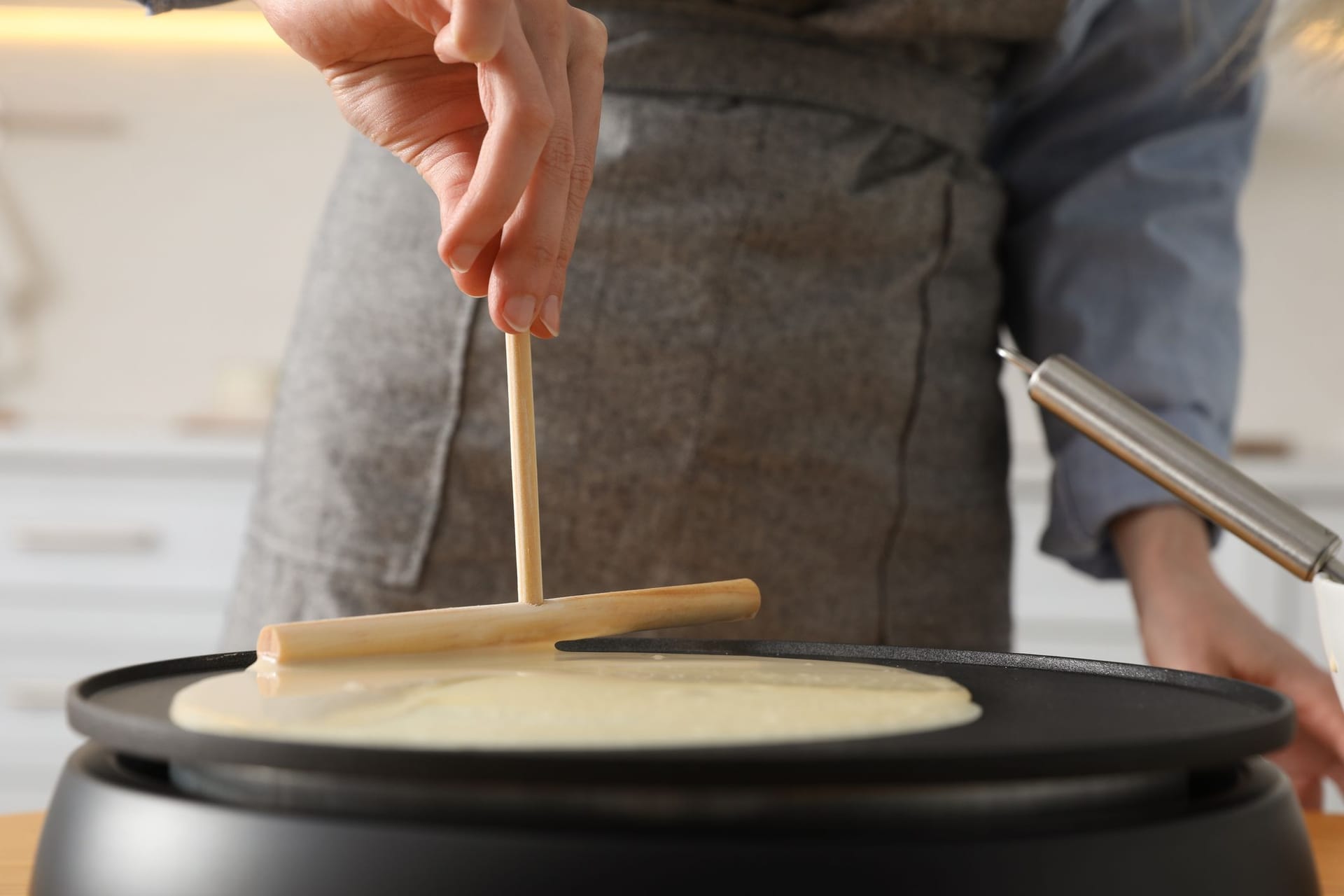 Mit einem Crêpes-Maker gelingen leckere dünne Pfannkuchen schnell und mühelos.