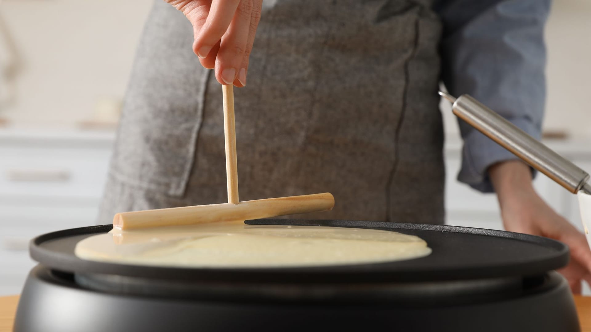 Mit einem Crêpes-Maker gelingen leckere dünne Pfannkuchen schnell und mühelos.