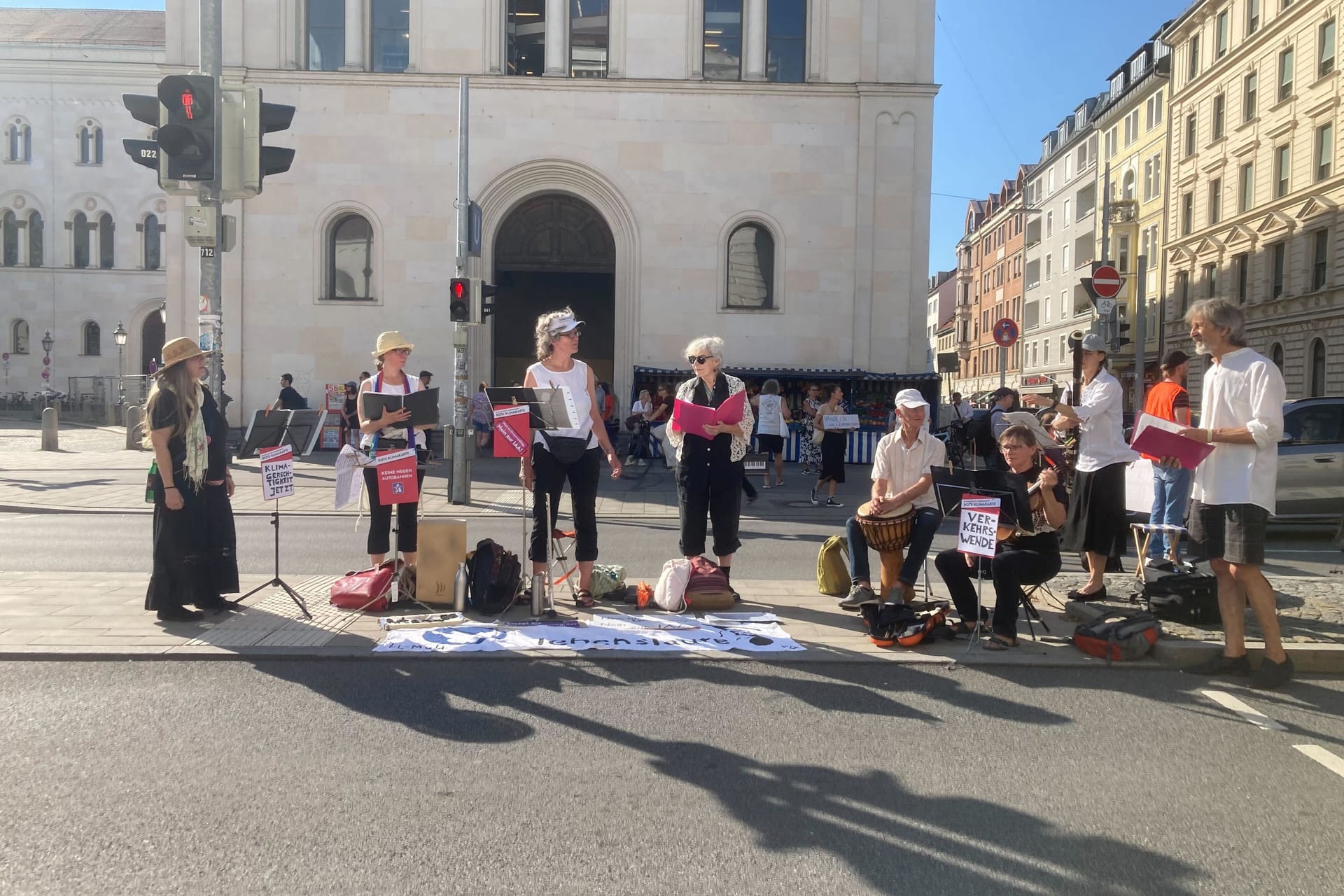 Bei der neusten Blockade der "Letzten Generation" waren auch Musiker vor Ort.