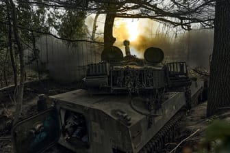 Ein ukrainisches selbstfahrendes Artilleriesystem feuert auf russische Stellungen an der Frontlinie: Wie groß sind die Erfolge wirklich?