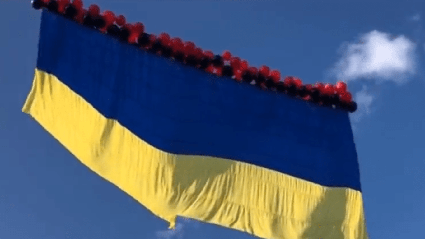Ukrainische Flagge über Awdijiwka: Russische Soldaten sollen angeblich die Flagge beschossen haben.
