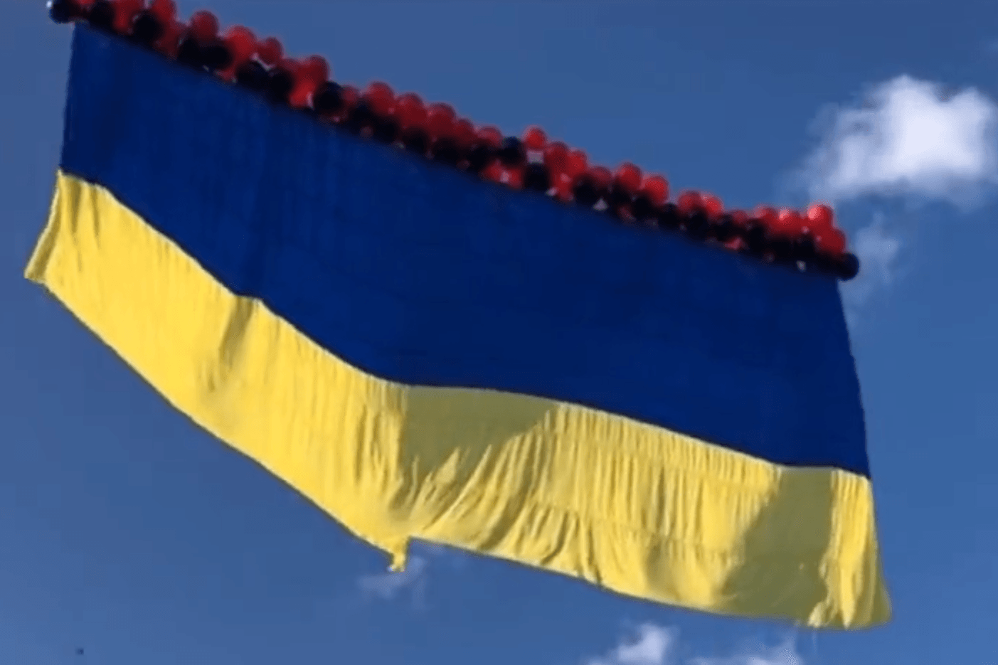 Ukrainische Flagge über Awdijiwka: Russische Soldaten sollen angeblich die Flagge beschossen haben.