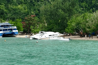 Der ramponierte Katamaran am Ufer: Etwa ein Viertel war zum Zeitpunkt der Rettung bereits unter Wasser.