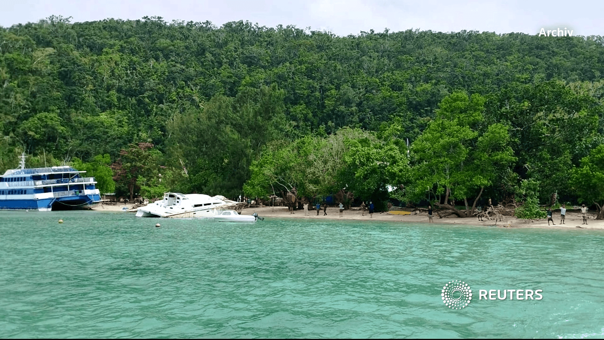 Der ramponierte Katamaran am Ufer: Etwa ein Viertel war zum Zeitpunkt der Rettung bereits unter Wasser.