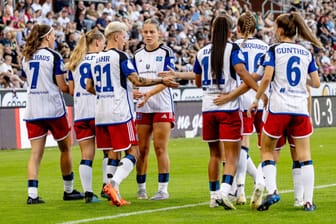 Die HSV-Frauen spielen mit versteckter Werbung im Ärmel.