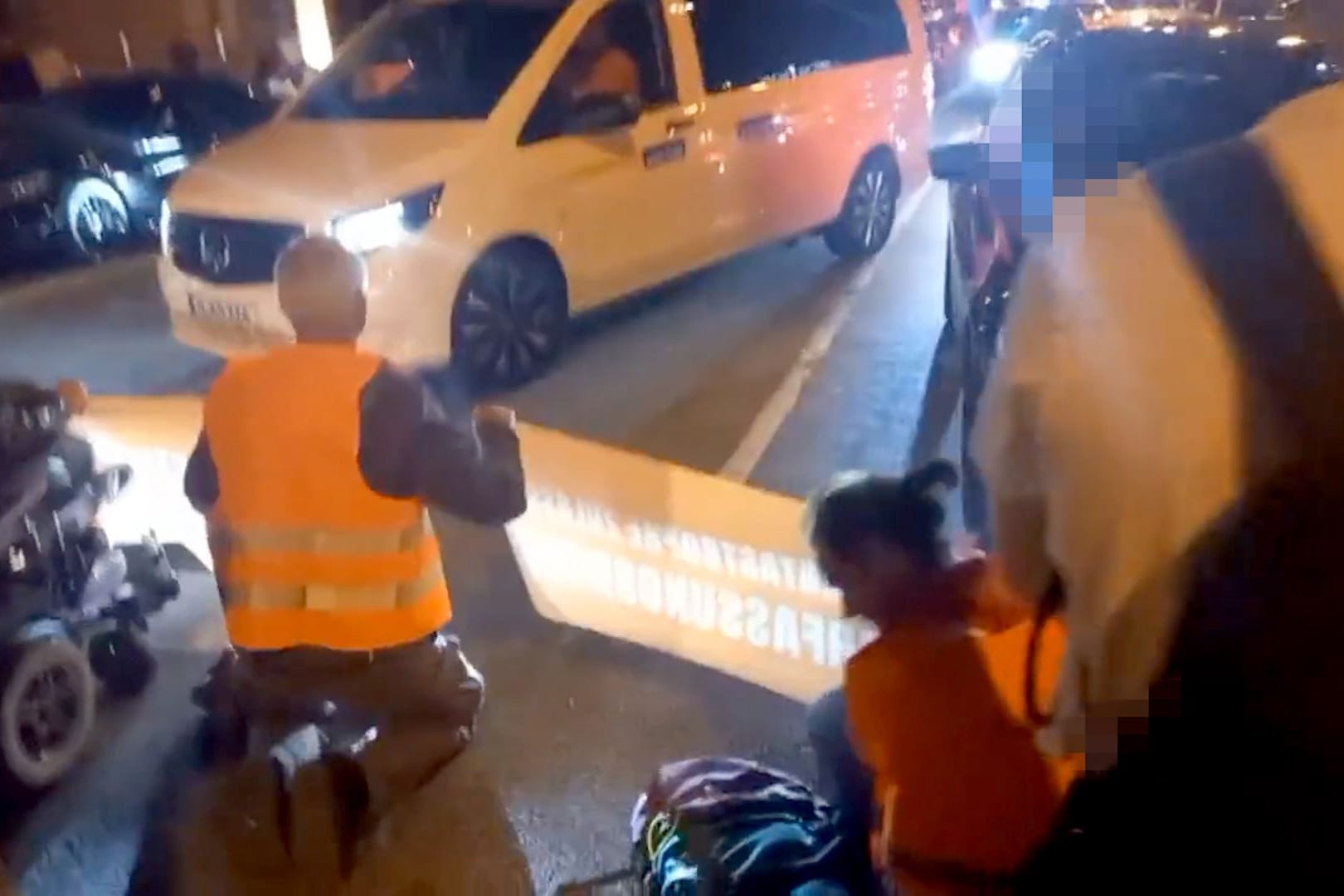 Aktivisten blockieren Straße in München