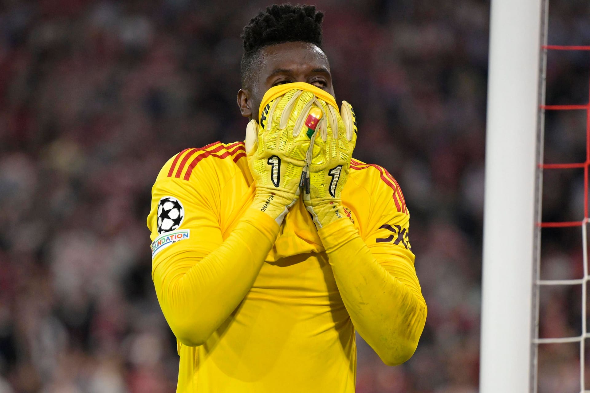 Untröstlich: André Onana nach seinem Patzer gegen den FC Bayern.