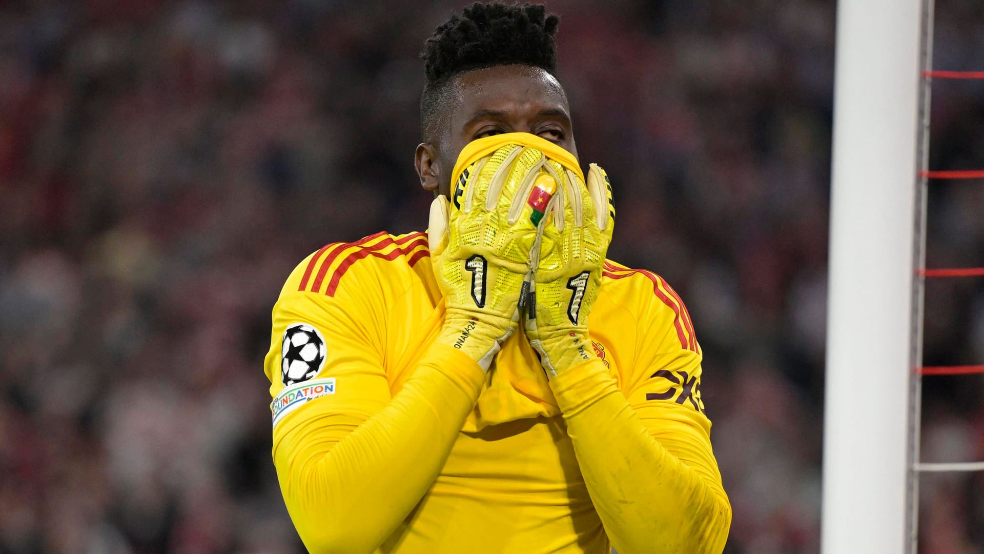 Untröstlich: André Onana nach seinem Patzer gegen den FC Bayern.