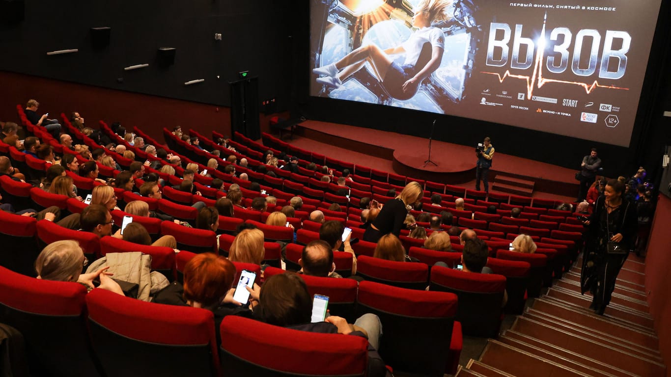 Premieren-Vorführung eines Weltraum-Spielfilms in Nowosibirsk (Archivbild): Die russische Bevölkerung geht gern ins Kino, doch den ersten lange Propaganda-Film zum Angriff auf die Ukraine will kaum jemand sehen.