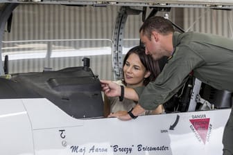 Im Cockpit eine US-Kampfjets: Annalena Baerbock besucht einen Luftwaffenstützpunkt in Texas.
