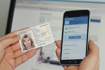 Ausweisfunktion auf dem Handy: Das soll mit der Smart-E-ID mΓΆglich sein. Ausweisfunktion auf dem Handy: Das soll mit der Smart-E-ID mΓΆglich sein.