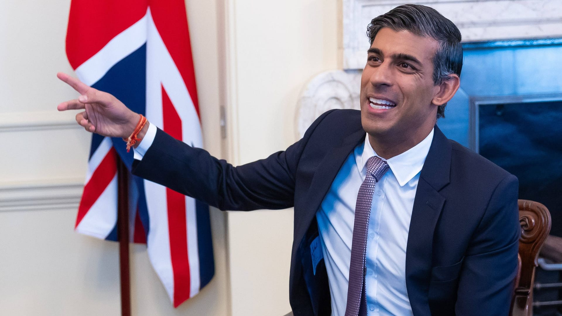 Premierminister Rishi Sunak in der Londoner Downing Street: Seine Regierung verfolgt einen harten Kurs gegen irreguläre Migranten - wohl auch, um vom umfassend gescheiterten Brexit abzulenken.